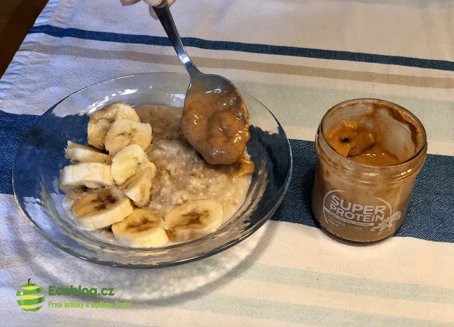 Biooo Máslo Superprotein ke kaši s ovocem jako zdravá snídaně