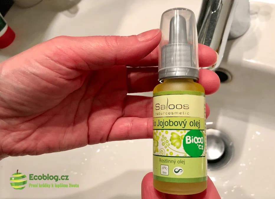Detail textury jojobového oleje Saloos nanášeného na pokožku