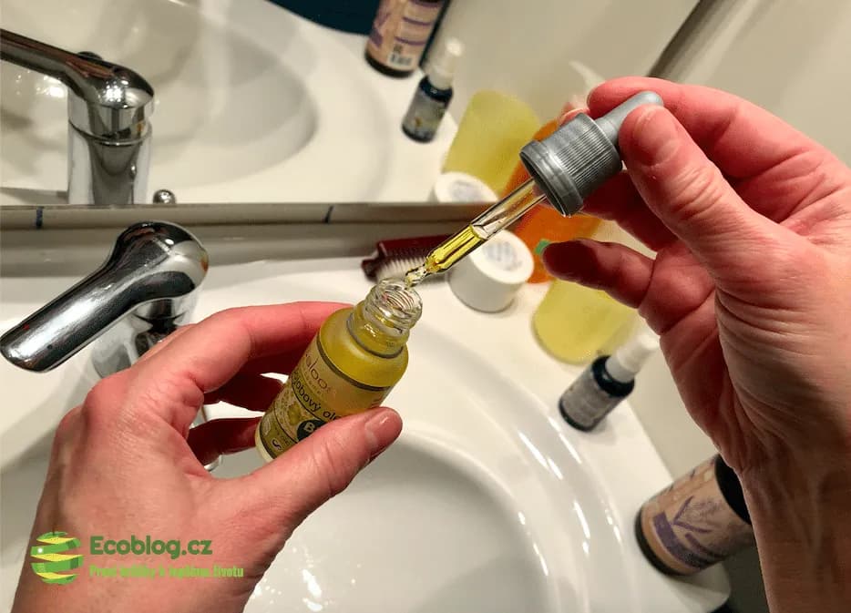 Skleněný obal jojobového oleje Saloos jako součást přírodní biokosmetiky