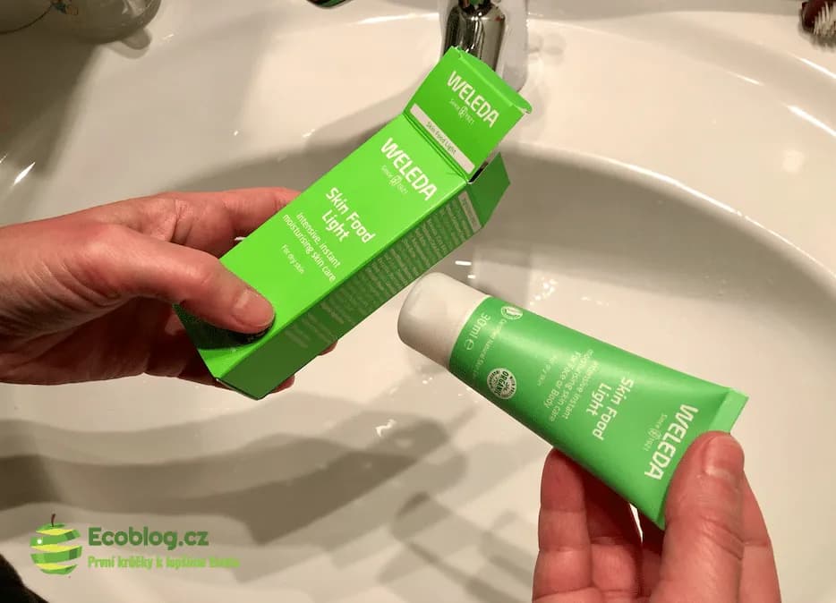 Detail textury univerzálního krému Weleda Skin Food light na ruce