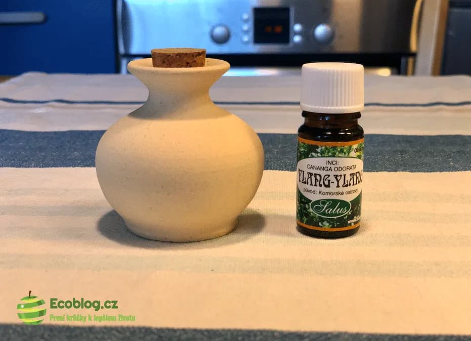 Detail lahvičky éterického oleje Saloos Ylang-ylang s kapátkem