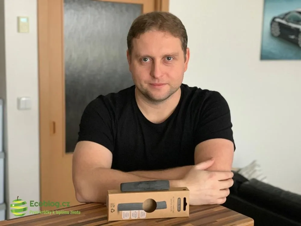 Black+Blum binchotanová tyčinka vybalená vedle skleněné karafy