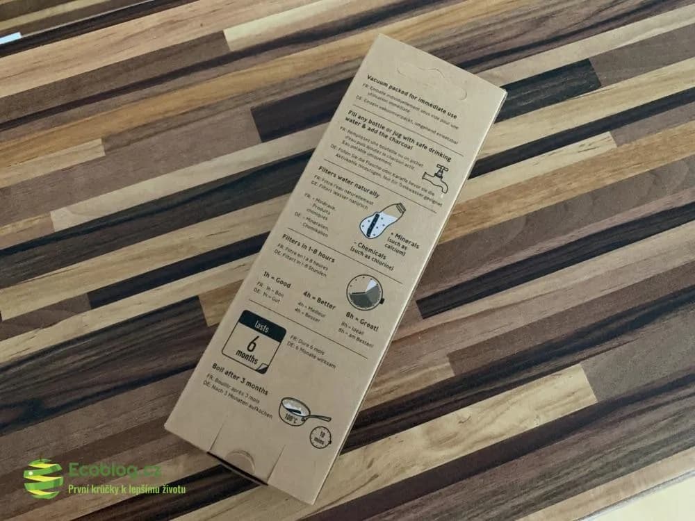 Detail binchotanové tyčinky Black+Blum z japonského dřevěného uhlí