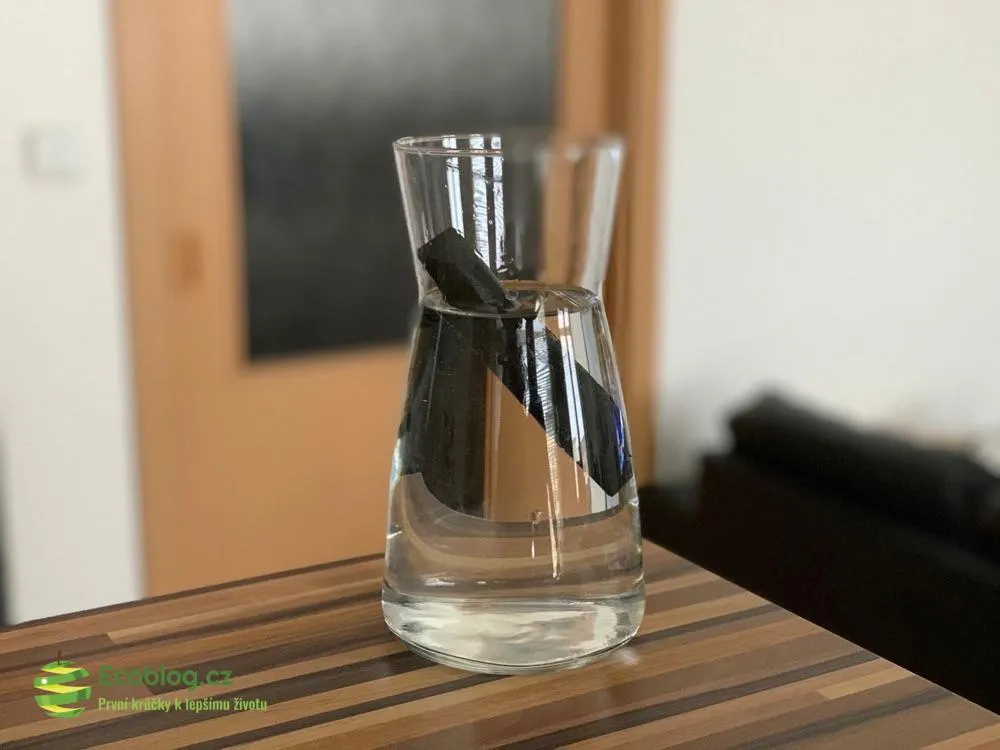 Minimalistická krabička Black+Blum binchotanové tyčinky