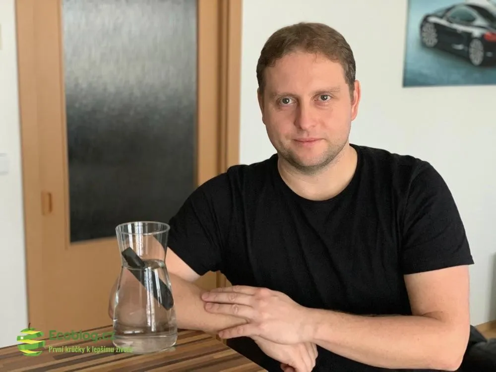 Dvě skleněné karafy s binchotanovými tyčinkami připravené k filtraci vody