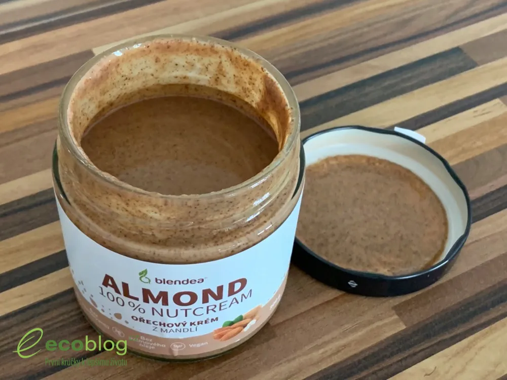 Blendea Almond Nutcream z pražených mandlí na palačinkách s banánem