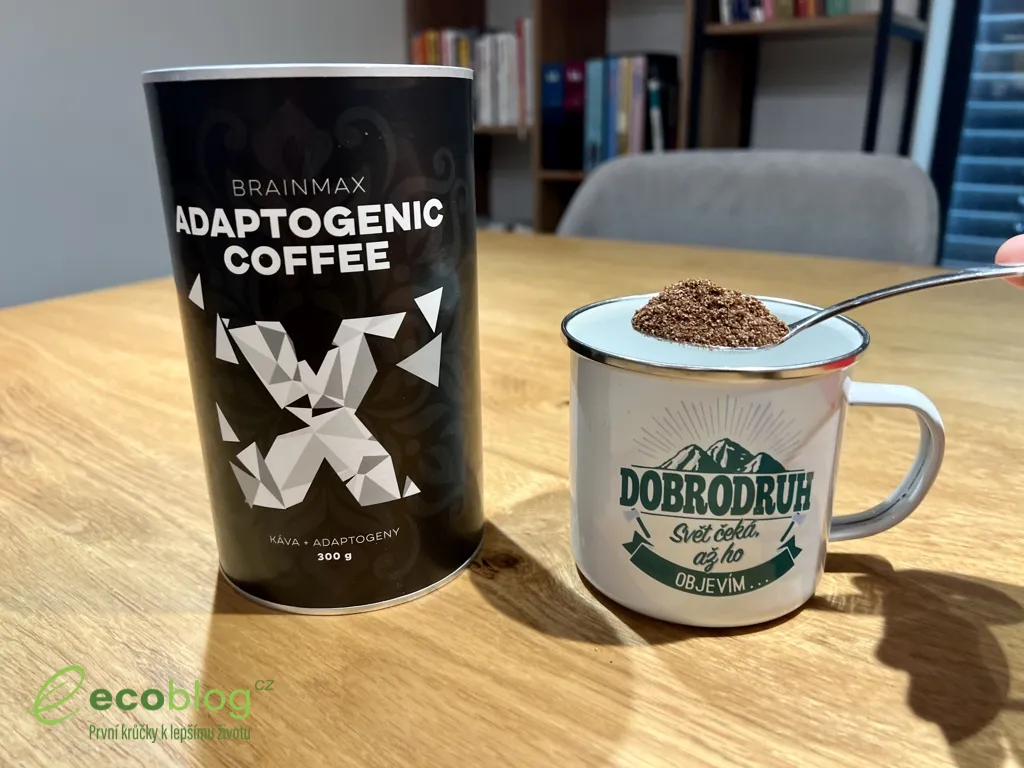 Příprava instantní houbové kávy BrainMax Adaptogenic Coffee v hrnku