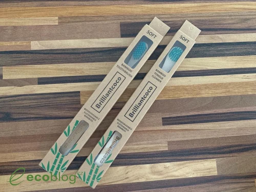 Nabírání Brilliantcoco zubní pasty bambusovou naběračkou ze skleničky