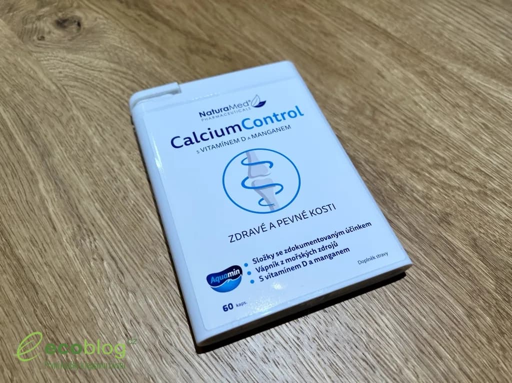 Tablety CalciumControl vysypané z balení vedle krabičky