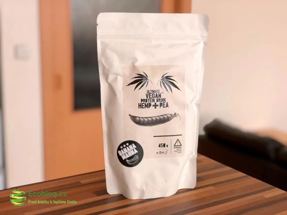 Vegan protein Banana Manna z Canatury rozmíchaný v nápoji