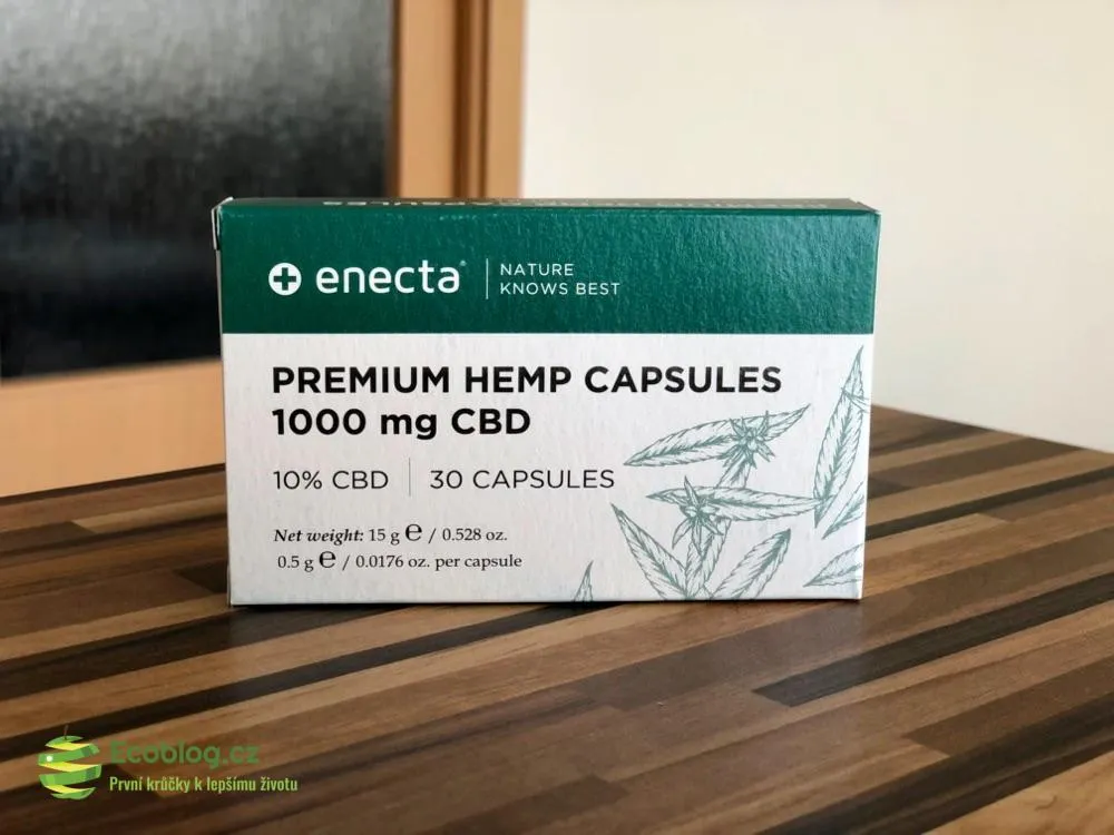 Detail CBD kapsle Enecta v ruce