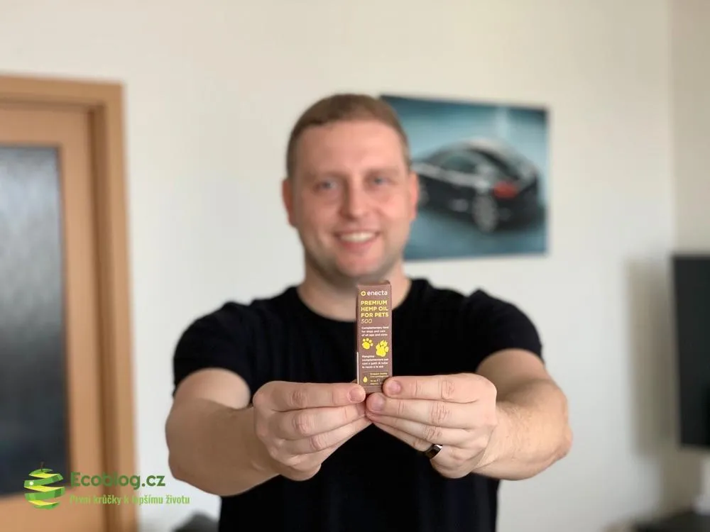 Aplikace CBD kapek pro zvířata do psího krmiva