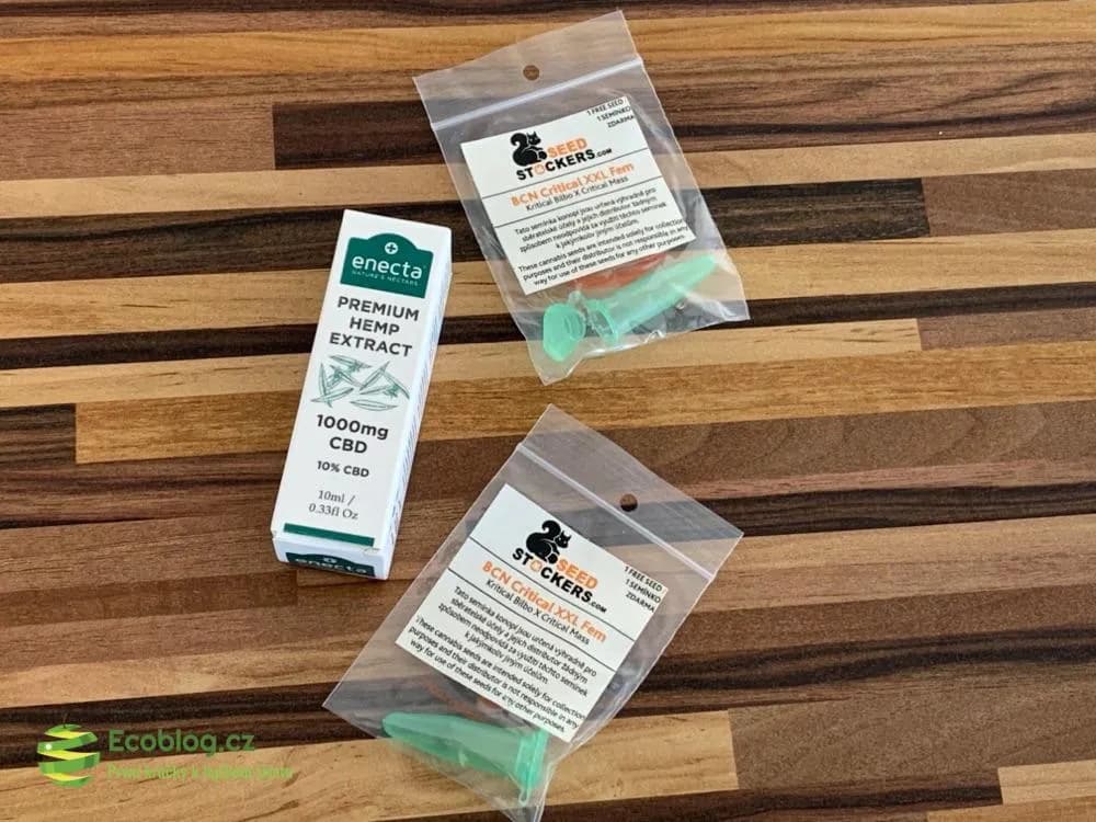 Detail lahvičky CBD oleje Enecta 10 % s kapátkem