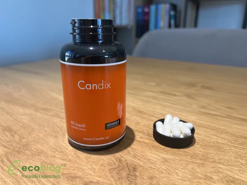Balení doplňku stravy Candix od ADVANCE Nutraceutics na stole při testu