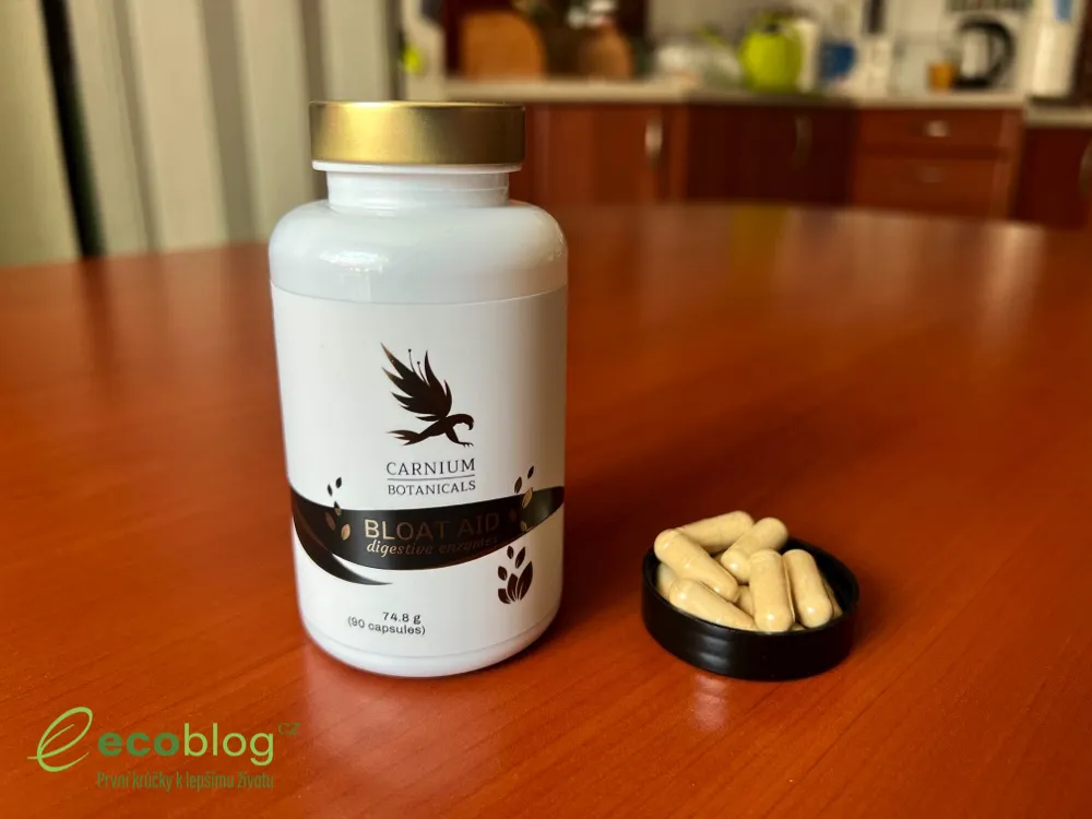 Dóza Bloat Aid a vysypané béžové kapsle ve víčku