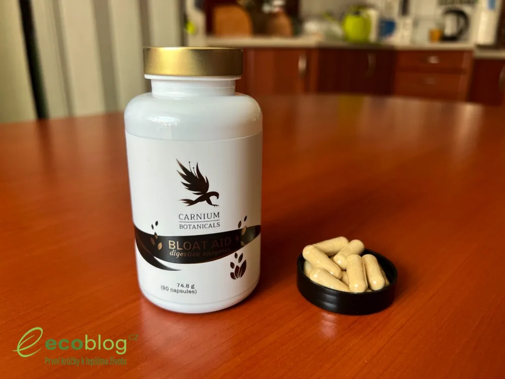 Krabička a dóza doplňku Bloat Aid od Carnium Botanicals na stole