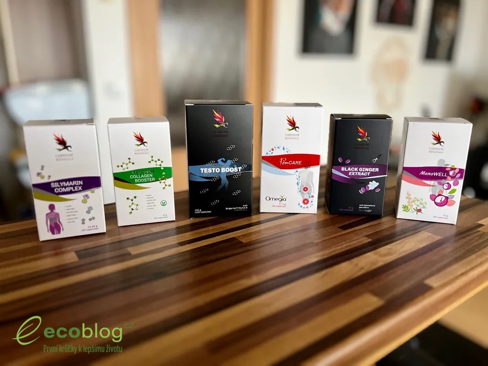 Doručené produkty Carnium Botanicals včetně Fem Care na stole