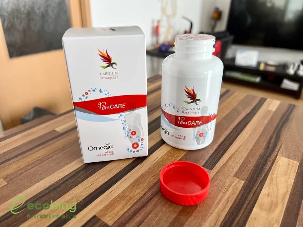 Žena drží dózu Fem Care od Carnium Botanicals