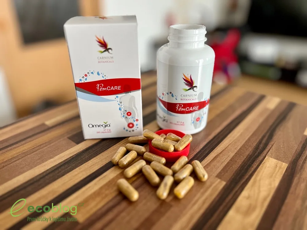Balení a kapsle Fem Care od Carnium Botanicals na světlém podkladu