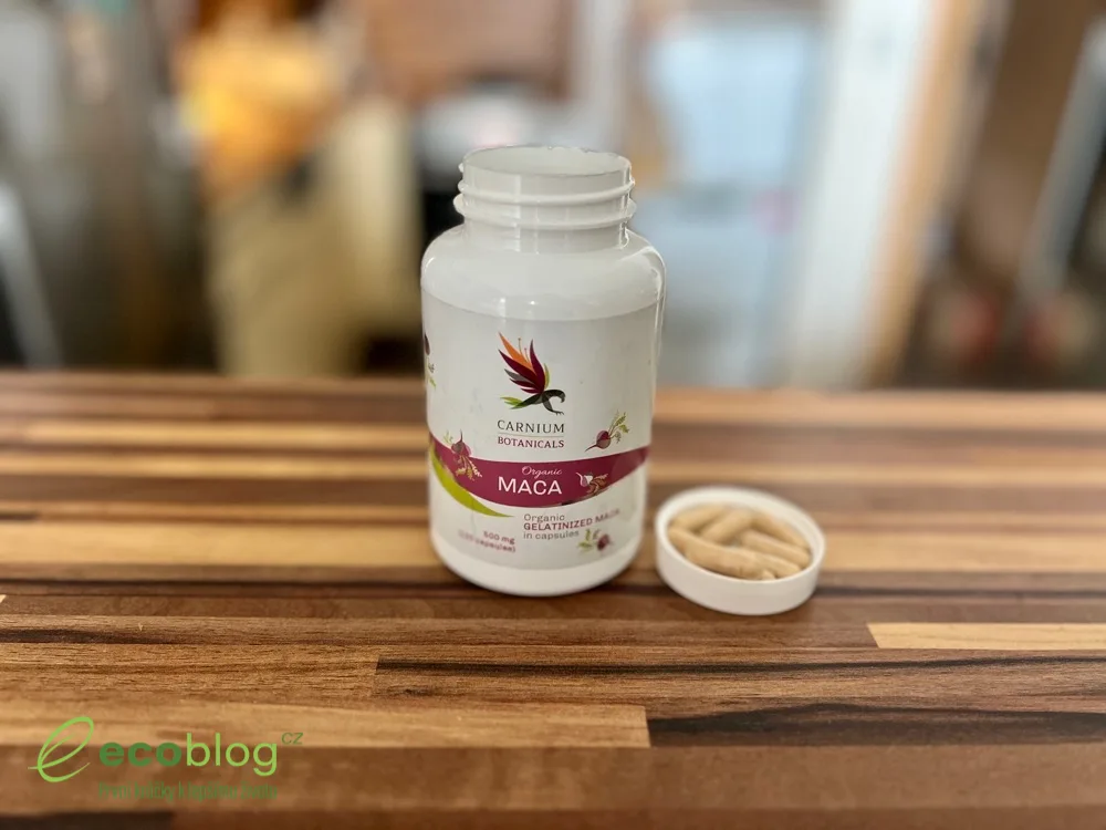 BIO Želatinová Maca od Carnium Botanicals na dřevěném stole