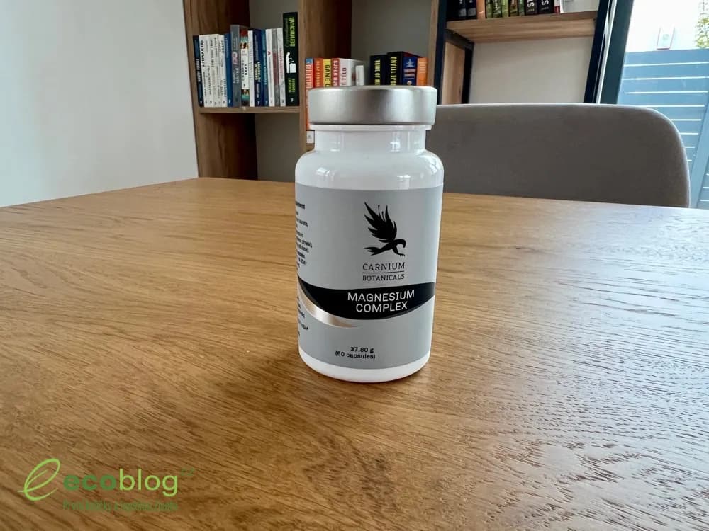 Dóza Magnesium Complex od Carnium Botanicals na stole