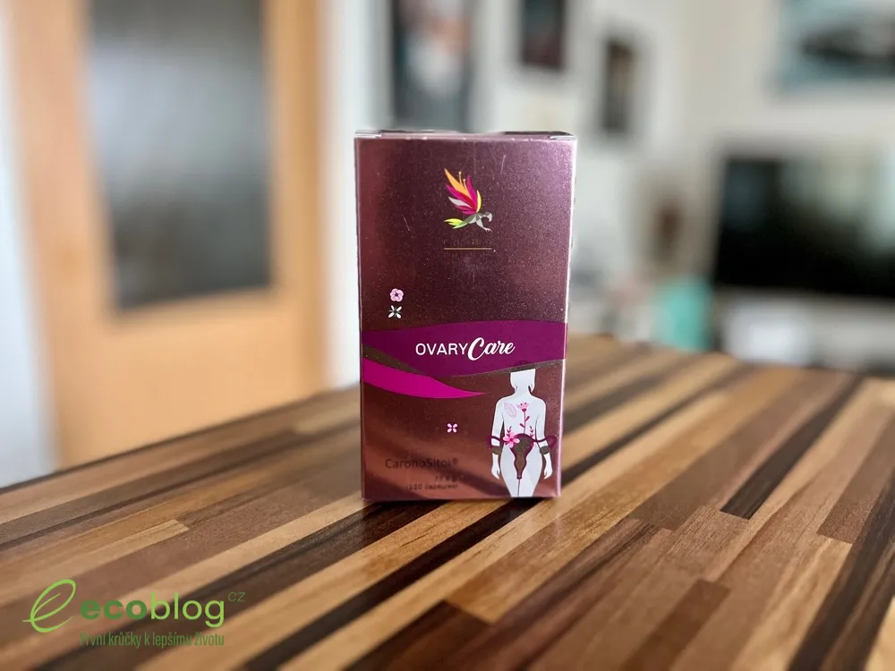 Krabička Ovary Care od Carnium Botanicals na dřevěném stole