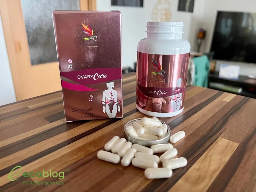 Krabička doplňku Ovary Care od Carnium Botanicals na dřevěném stole