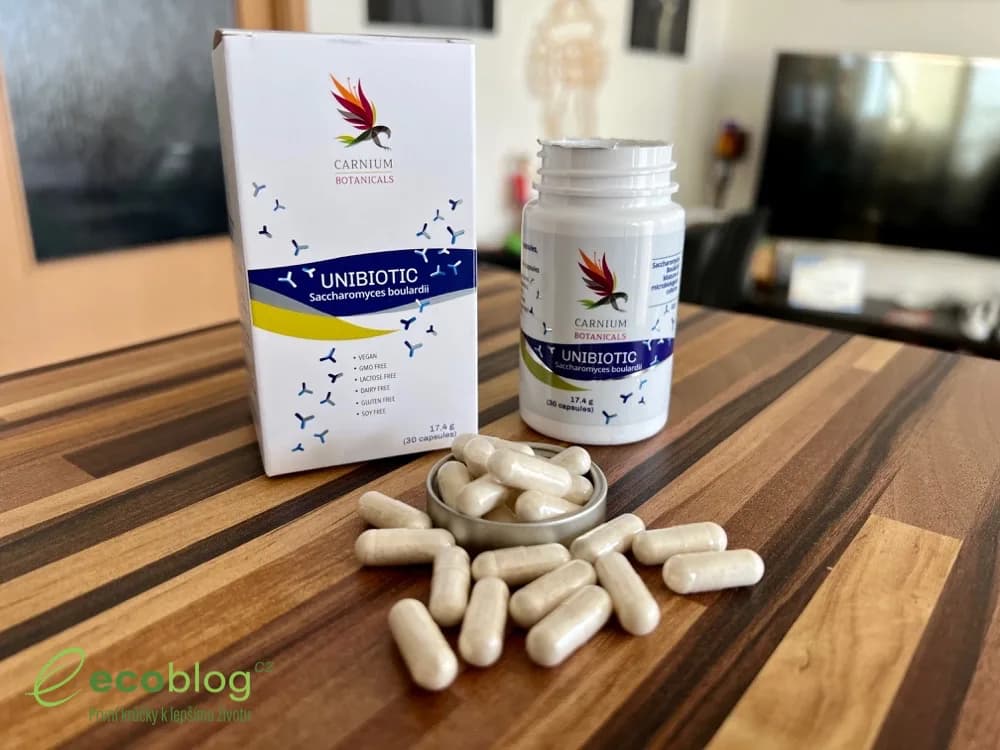 Balení doplňku UniBiotic od Carnium Botanicals na stole