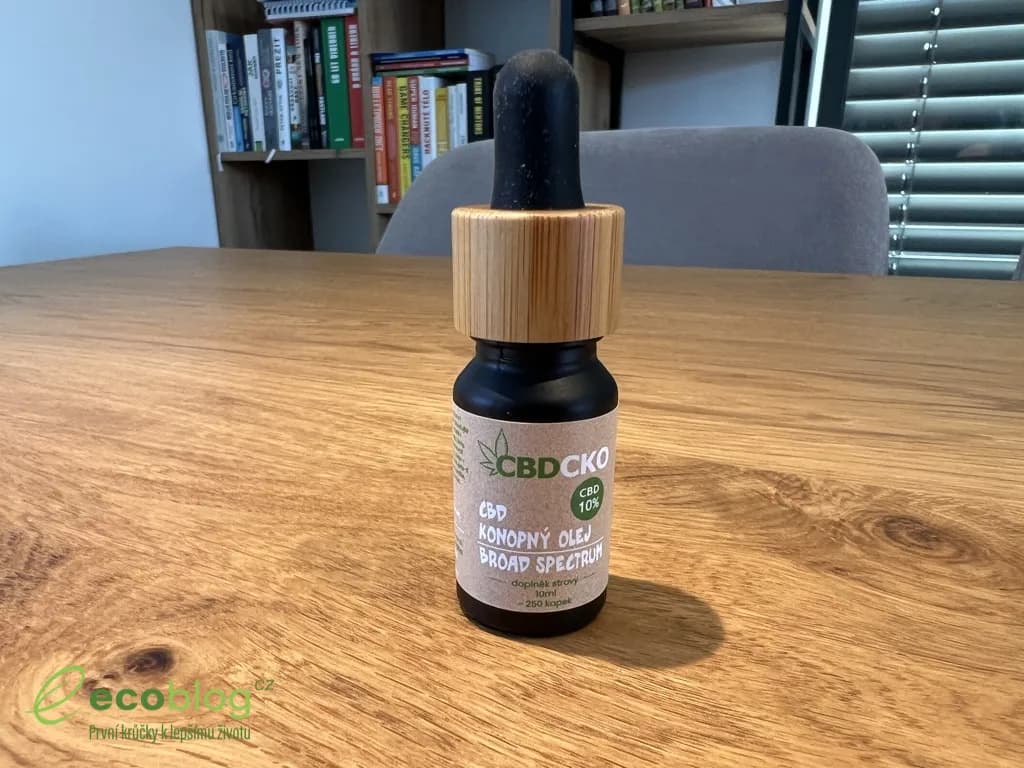 Aplikace 10% CBD oleje pipetou pod jazyk