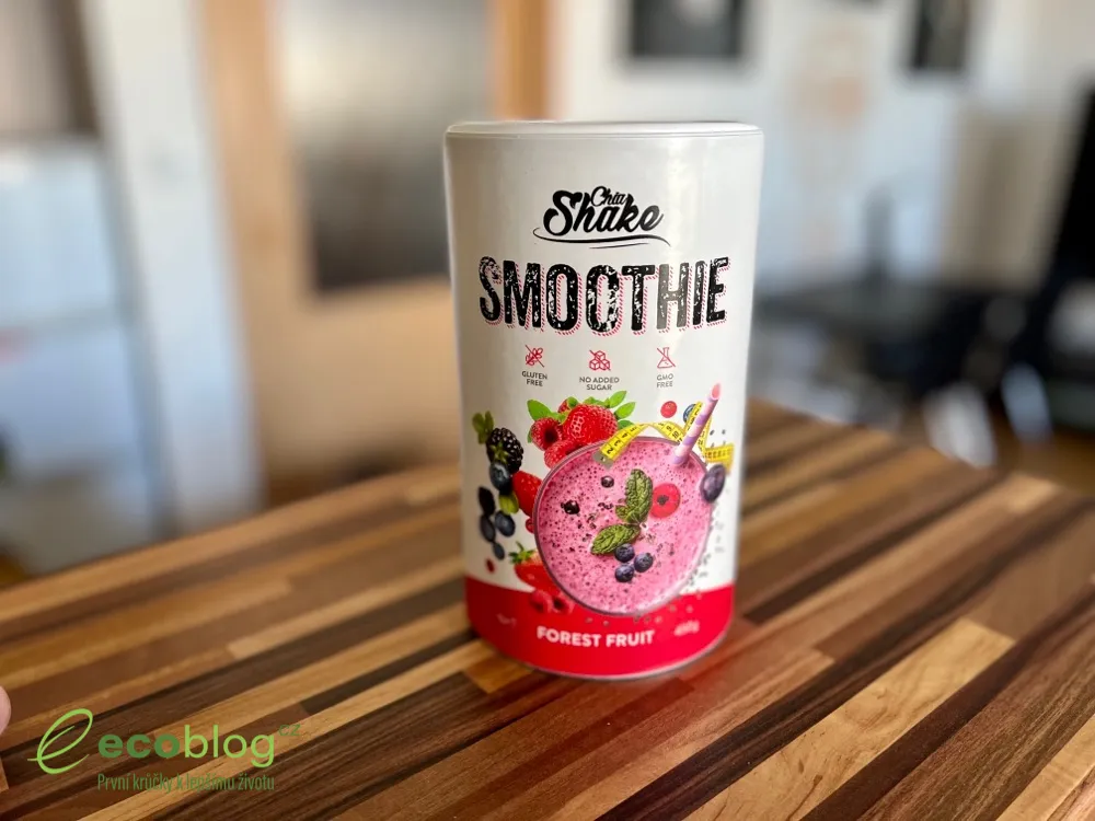 Ovocné smoothie Chia Shake s lyofilizovaným ovocem připravené ve sklenici