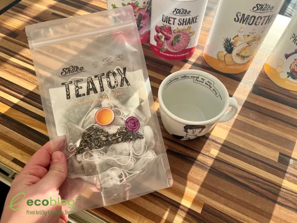 Čaj na hubnutí Teatox od Chia Shake nalitý v šálku