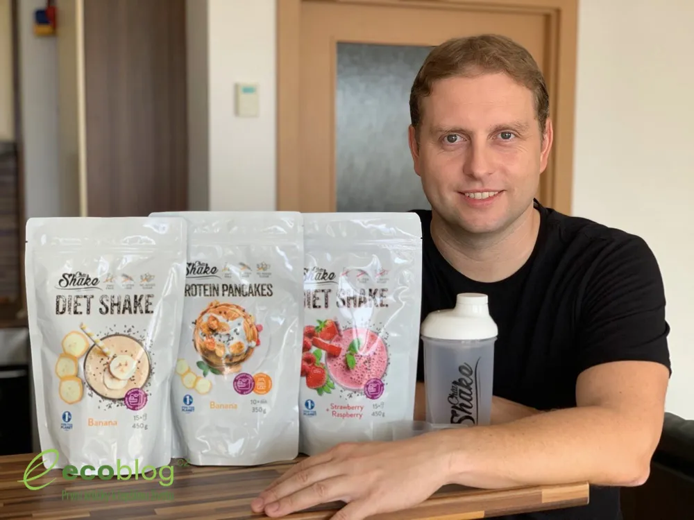 Obsah balení Chia Shake vyskládaný na stole, koktejly, smoothie, shaker a odměrky