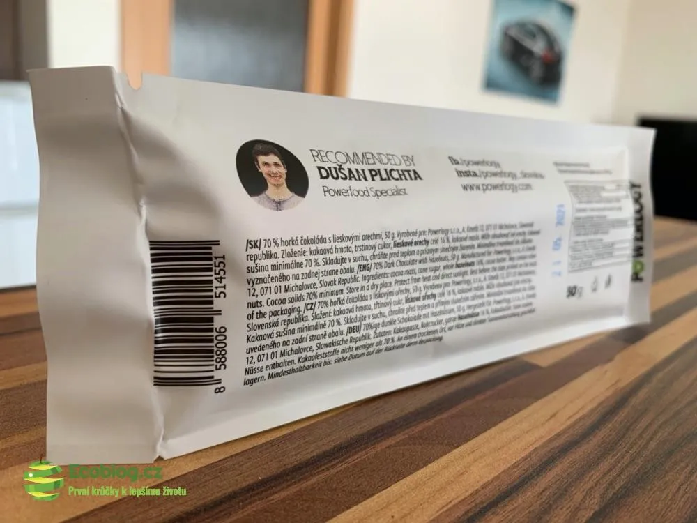 Powerlogy Chocobar zblízka, detail tmavé čokolády s lískovými ořechy
