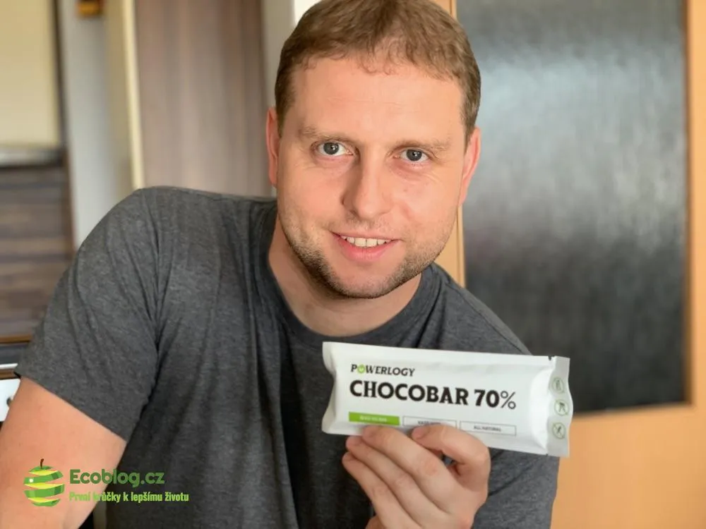 Powerlogy Chocobar rozbalená tyčinka připravená k ochutnání