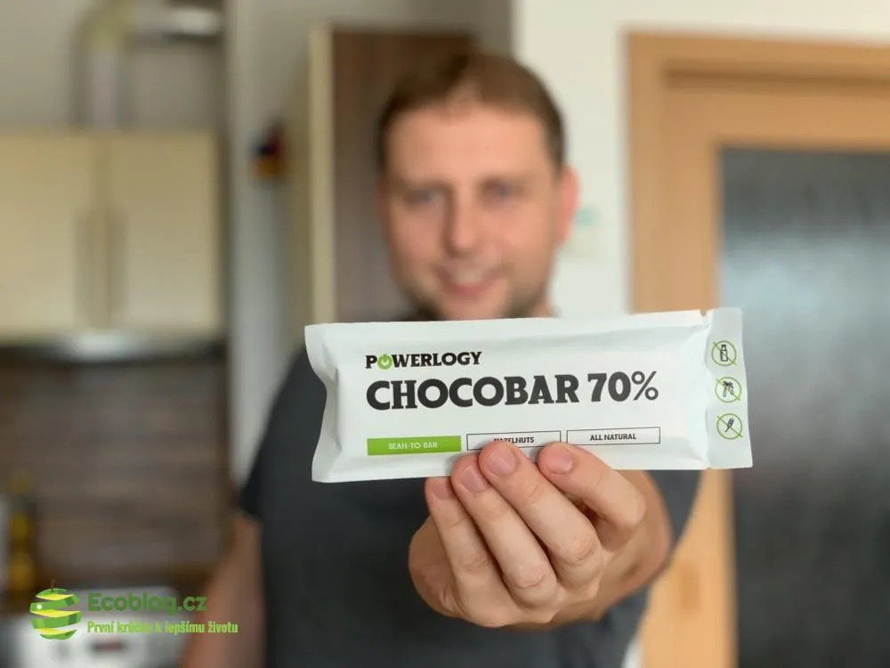 Powerlogy Chocobar s vyraženými písmeny POWER na tabulce čokolády