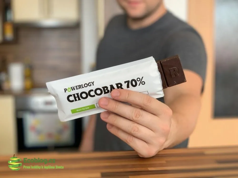 Powerlogy Chocobar nalomená tyčinka, detail struktury čokolády a ořechů