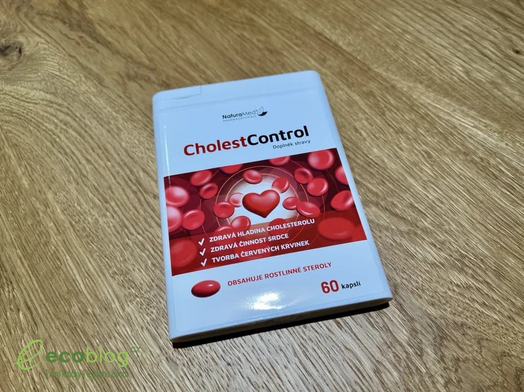 Tablety CholestControl vysypané z balení vedle krabičky