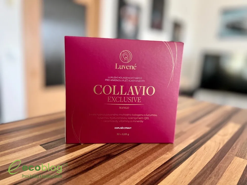 Krabička kolagenového drinku Collavio Exclusive mango od značky Luvené na dřevěném stole