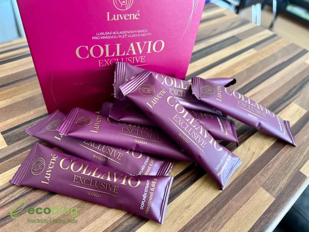 Sáčky Collavio Exclusive mango vysypané na kuchyňské desce před krabičkou