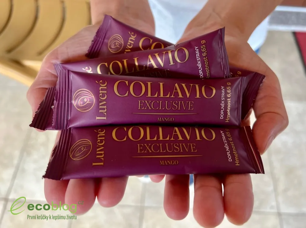 Čtyři sáčky Collavio Exclusive mango držené v dlani