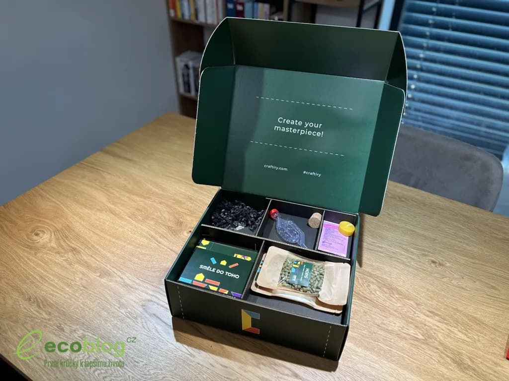 Otevřený kreativní box Craftiry na výrobu piva s ingrediencemi na dřevěném stole