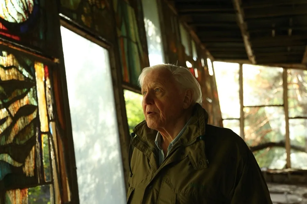 David Attenborough během natáčení přírodovědného dokumentu