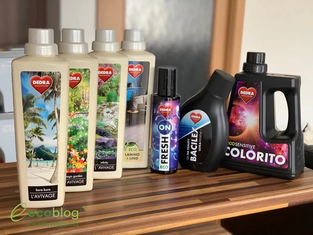 Sedm produktů eko drogerie Dedra připravených k testu: aviváže, prací gel, čistič podlah a WC gel