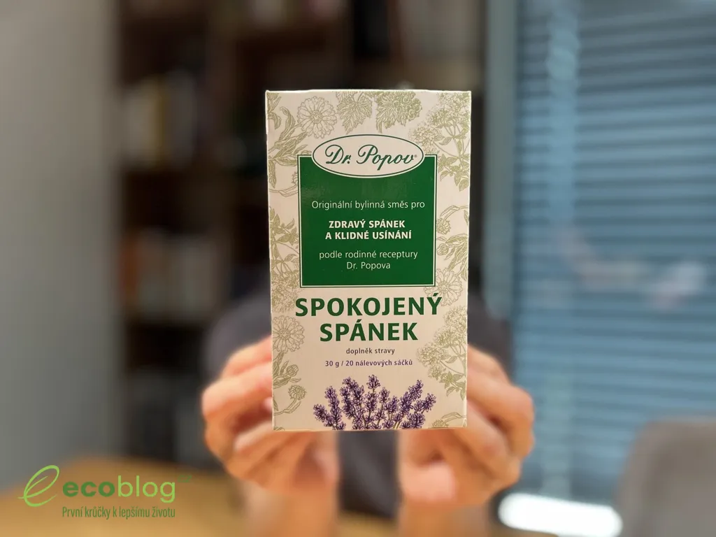 Recenzent drží krabičku čaje Dr. Popov Spokojený spánek, bylinná směs na klidné usínání