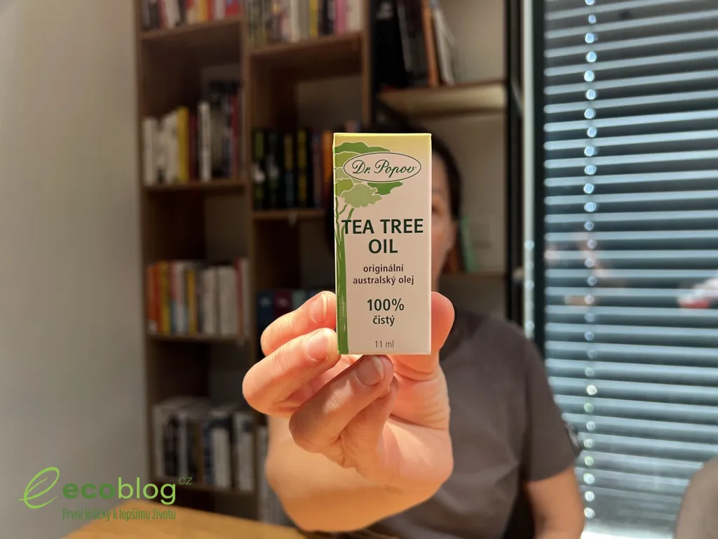 Recenzent Ecoblogu drží v ruce krabičku Dr. Popov Tea Tree Oil 100% čistý 11 ml
