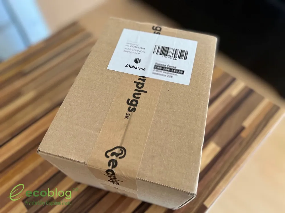 Zabalená objednávka z e-shopu Earplugs slepená papírovou páskou