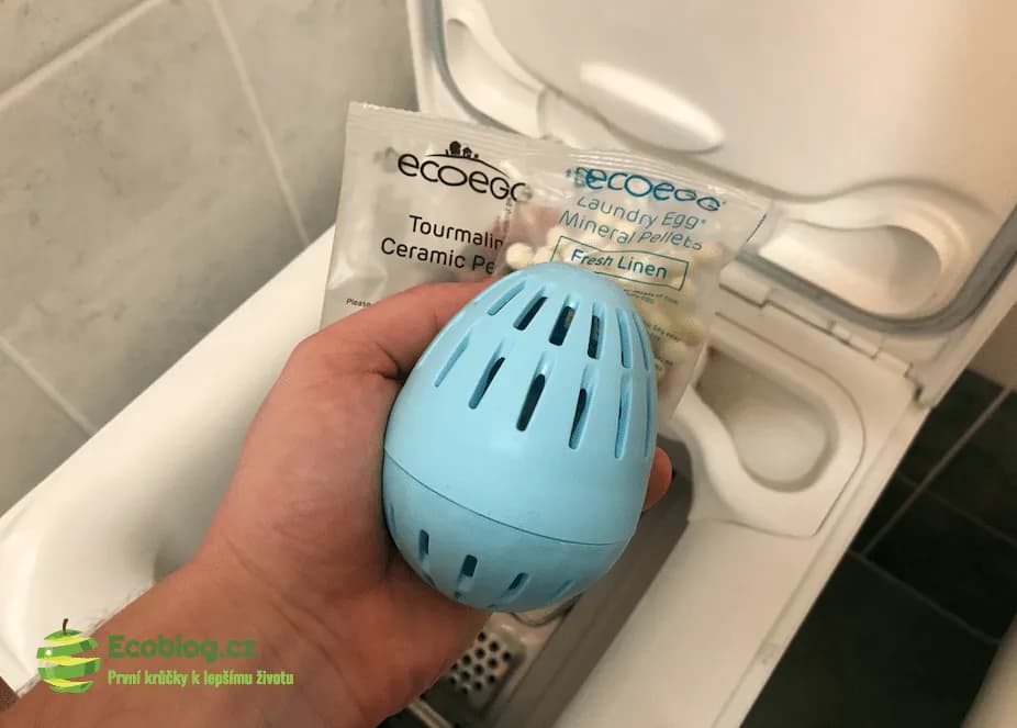 Ecoegg prací vajíčko v modré barvě připravené na praní