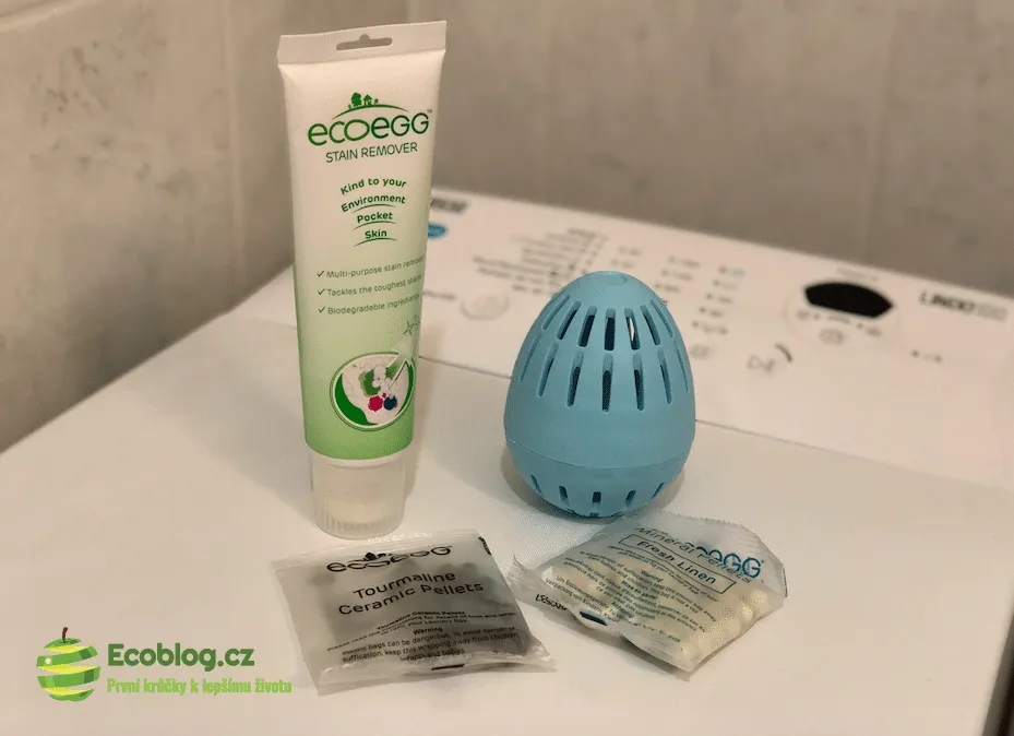 Otevřené Ecoegg vajíčko s naplněnými minerálními a turmalínovými peletkami