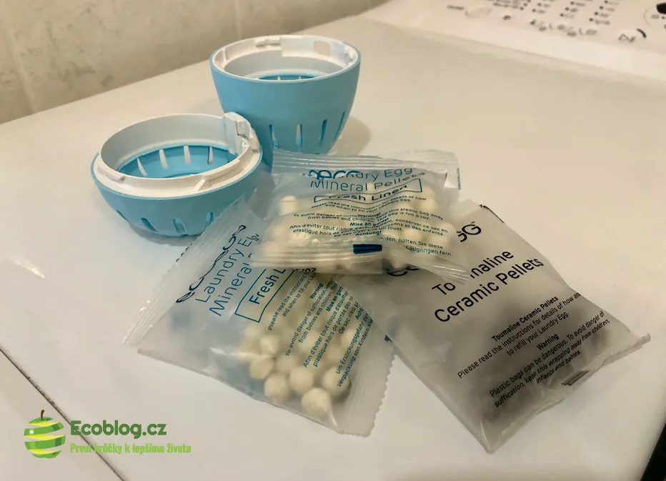 Detail minerálních a turmalínových peletek z Ecoegg vajíčka