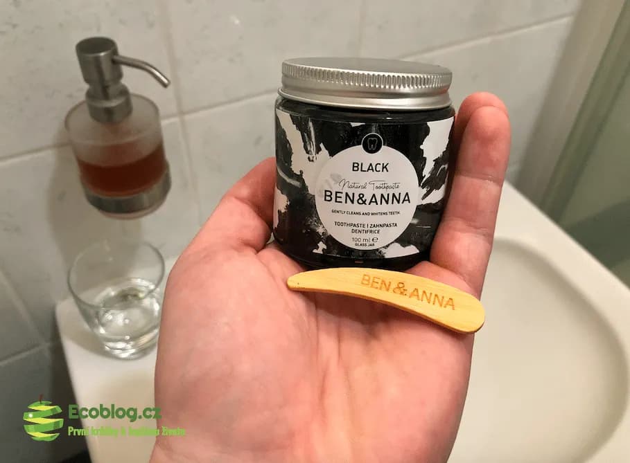 Černá bělící zubní pasta Ben & Anna s aktivním uhlím, recenze a test
